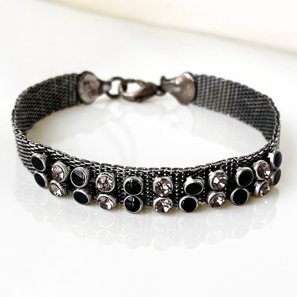 GUESS Vintage Choker Mesh Necklace, Tear Drop Earrings & Studded Bracelet Set - Picture 7 of 9